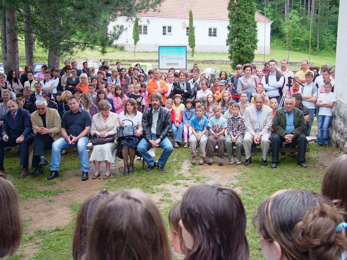 Екипа школе са моделом